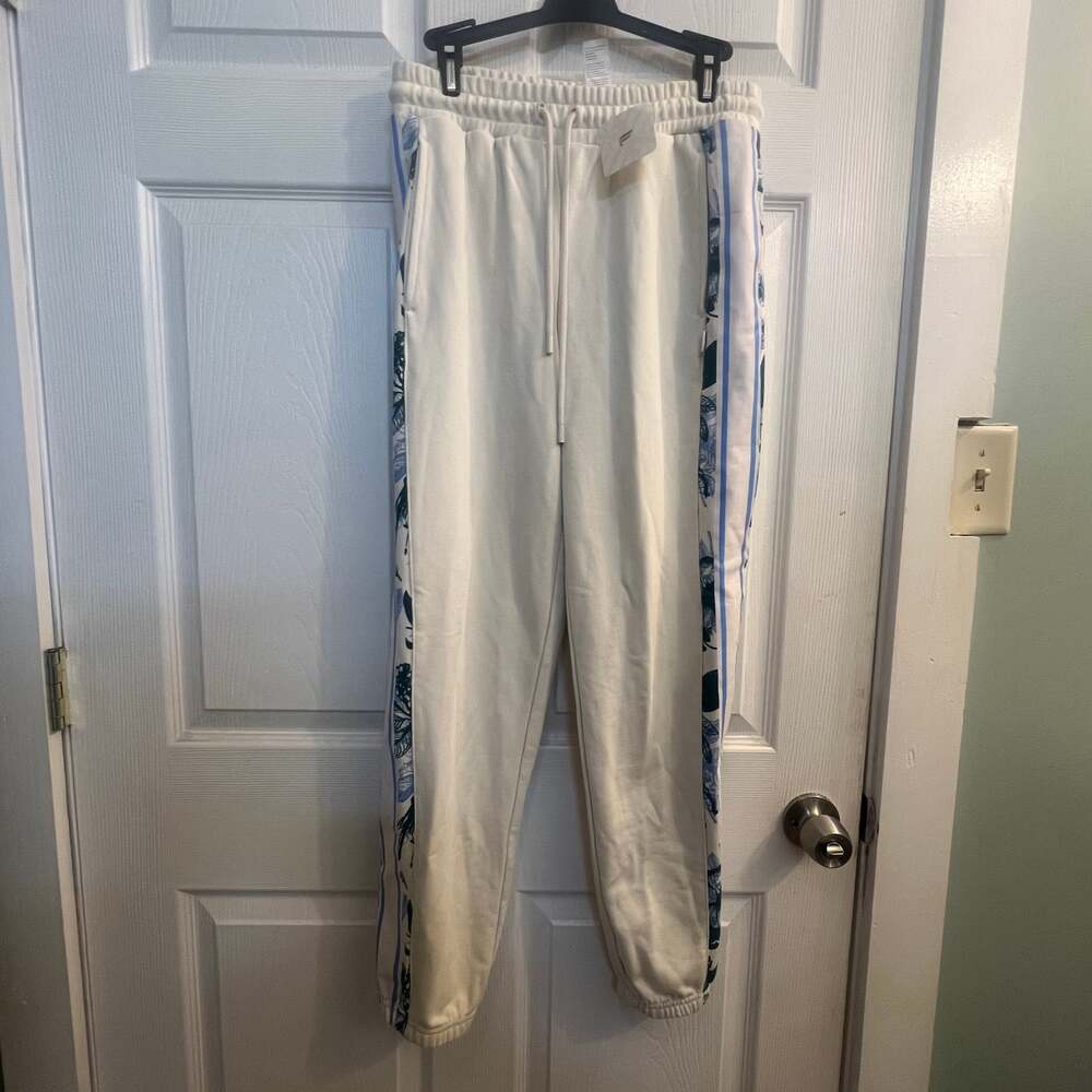 Fabletics Year Round Terry Seamed Sweatpant in Cream Froth Botanical XS